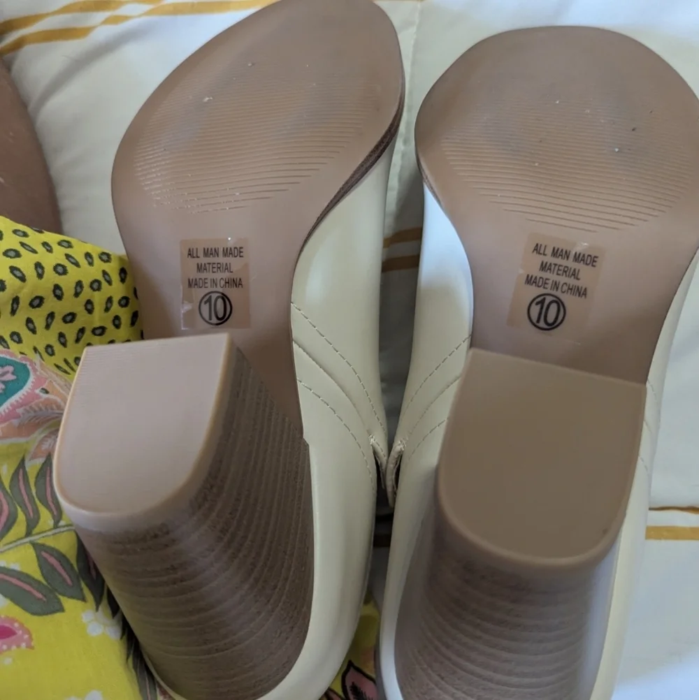 SODA GAMEY Almond Toe, V Cut, Slip On Ankle Booty Shooty Size 10